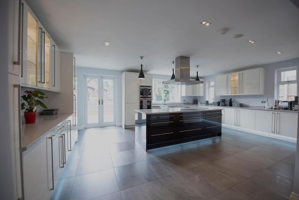 Luxury 6 Bedroom House With Parking - Northwood Northwood  Luaran gambar