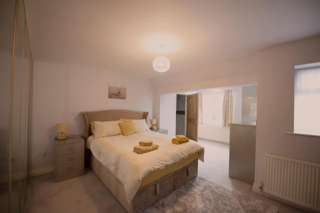 Luxury 6 Bedroom House With Parking - Northwood Northwood  Luaran gambar