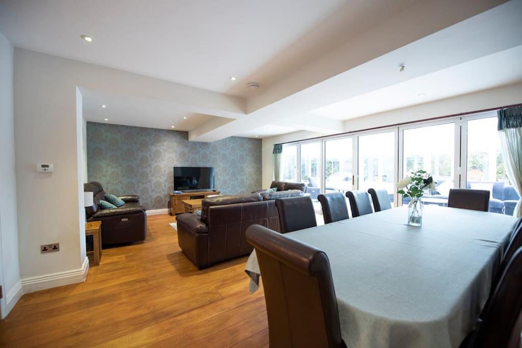 Luxury 6 Bedroom House With Parking - Northwood Northwood  Luaran gambar