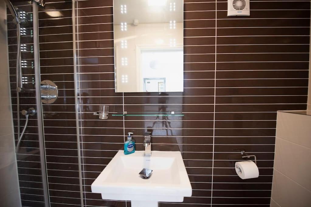 Luxury 6 Bedroom House With Parking - Northwood Northwood  Luaran gambar